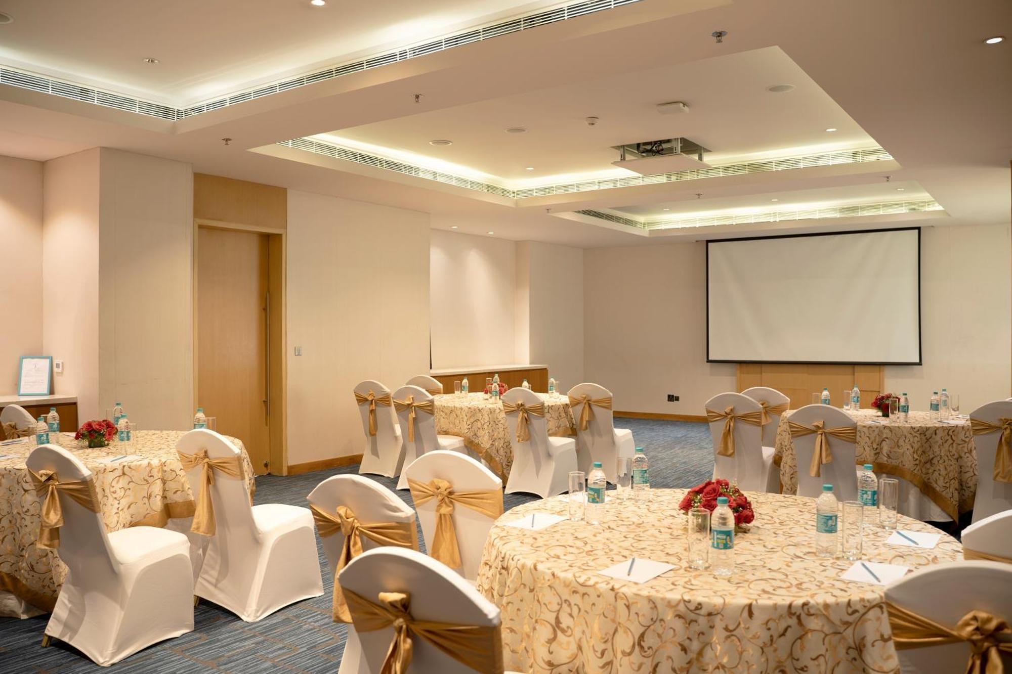 Sheraton Hyderabad Hotel Exterior foto